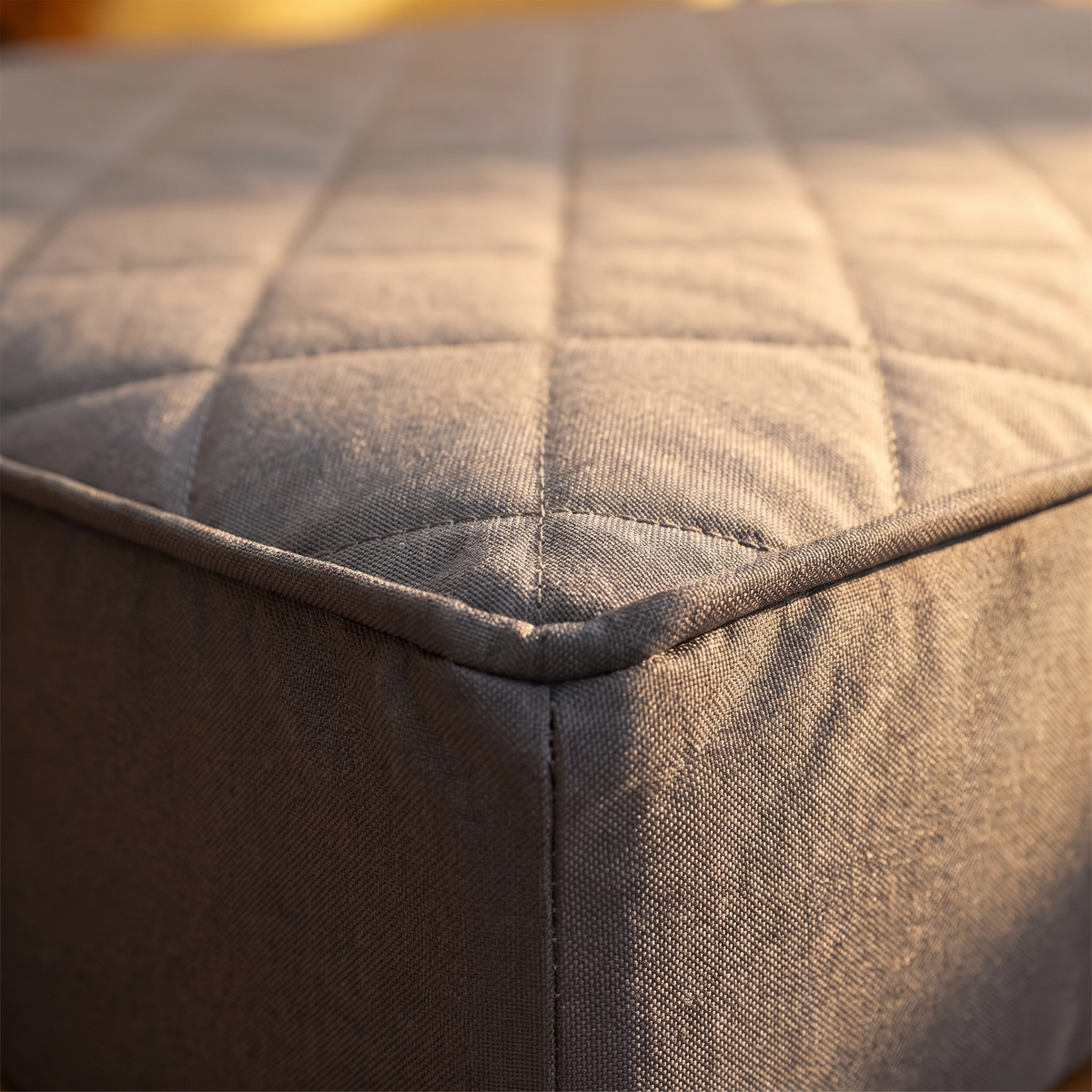 N3 Close detail of the quilted corner and piping of the orthopaedic dog mattress